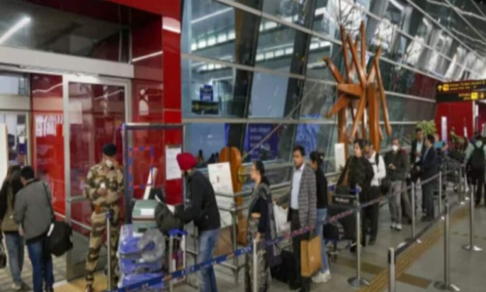 डीएम मुरादाबाद की पत्‍नी ने यूपी में दर्ज कराई FIR, दिल्‍ली एयरपोर्ट पर गायब हुआ था कीमती सामानों से भरा बैग