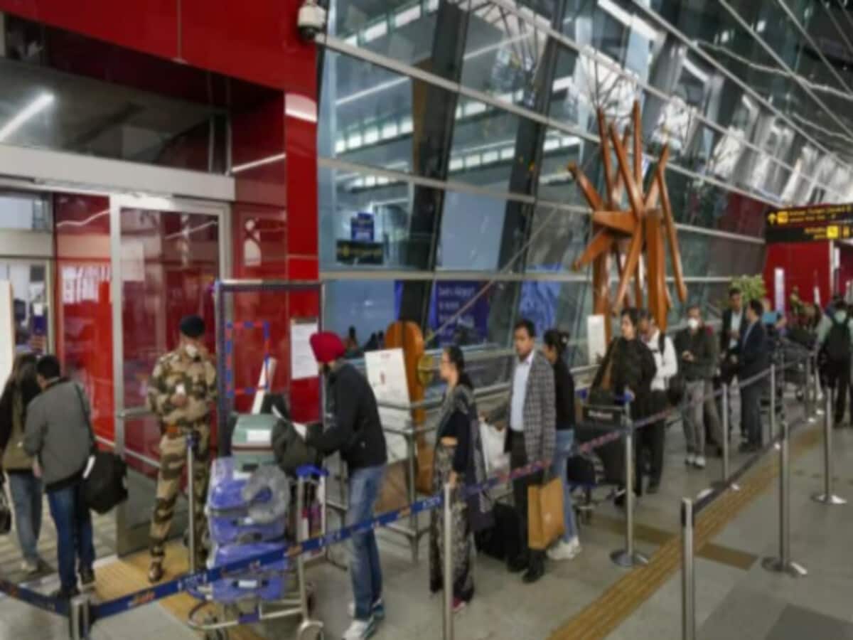 डीएम मुरादाबाद की पत्नी ने यूपी में दर्ज कराई FIR, दिल्ली एयरपोर्ट पर गायब हुआ था कीमती सामानों से भरा बैग डीएम मुरादाबाद की पत्नी ने यूपी में दर्ज कराई FIR, दिल्ली एयरपोर्ट पर गायब हुआ था कीमती सामानों से भरा बैग