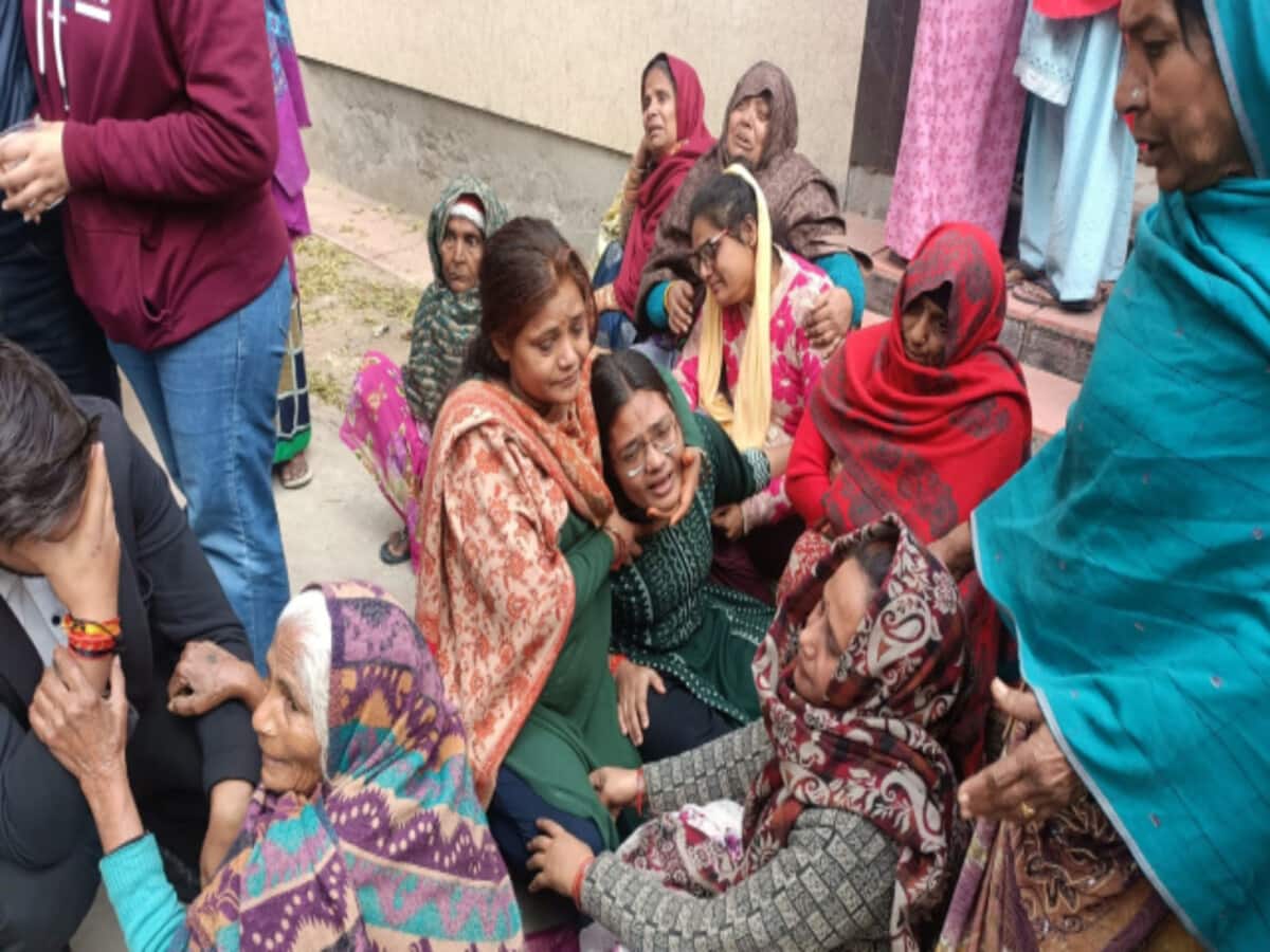 three deaths in agra suicide or murder youth hanged dead bodies mother and son found on floor three deaths in agra suicide or murder youth hanged dead bodies mother and son found on floor