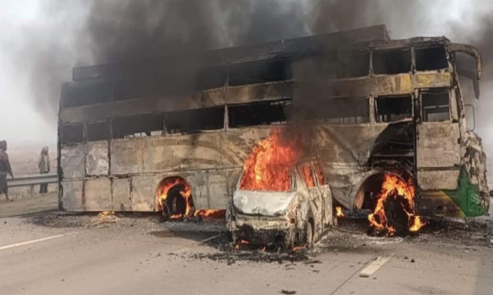yamuna expressway fire broke out in a moving bus mathura car collided from behind people burnt alive