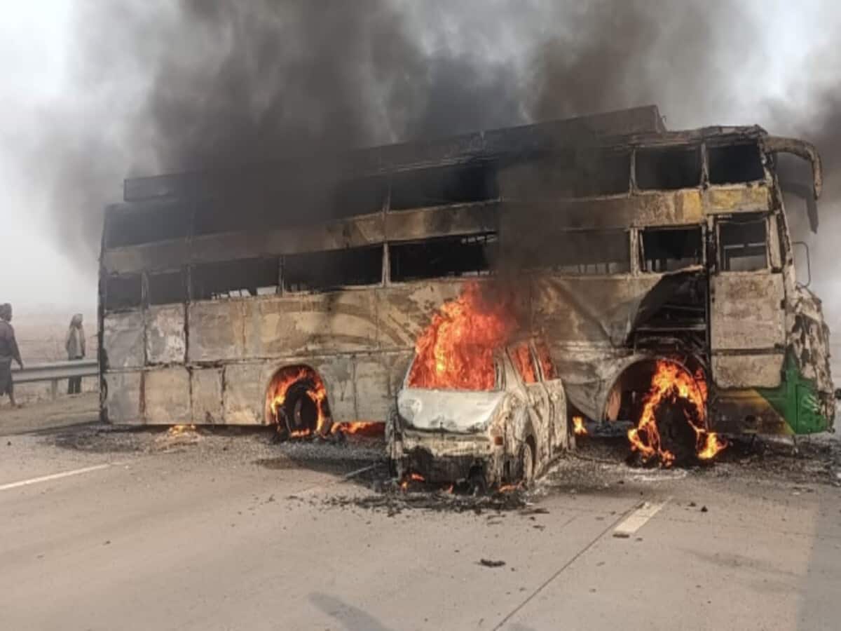 yamuna expressway fire broke out in a moving bus mathura car collided from behind people burnt alive yamuna expressway fire broke out in a moving bus mathura car collided from behind people burnt alive