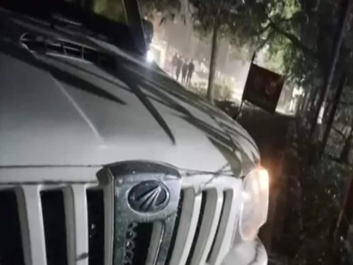 BHU में SUV ने साइकिल सवार को रौंदा, छात्रों का हंगामा, पत्थरबाजी, 5 हिरासत में; कैंपस में मार्चपास्ट BHU में SUV ने साइकिल सवार को रौंदा, छात्रों का हंगामा, पत्थरबाजी, 5 हिरासत में; कैंपस में मार्चपास्ट