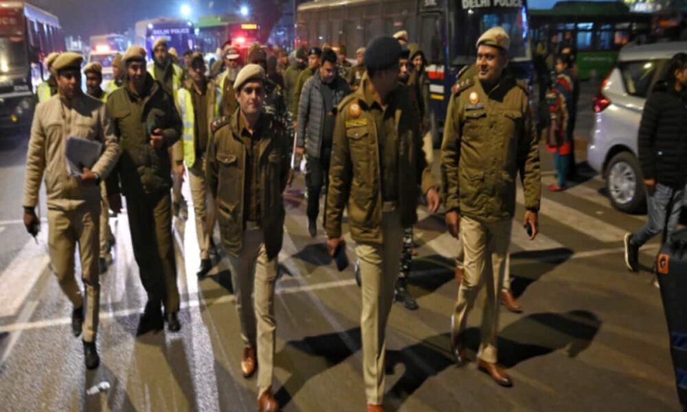 दिल्ली में 'प्रोटेक्शन मनी' वसूलने गए बदमाश पर भीड़ का हमला, 12 पुलिसकर्मी घायल