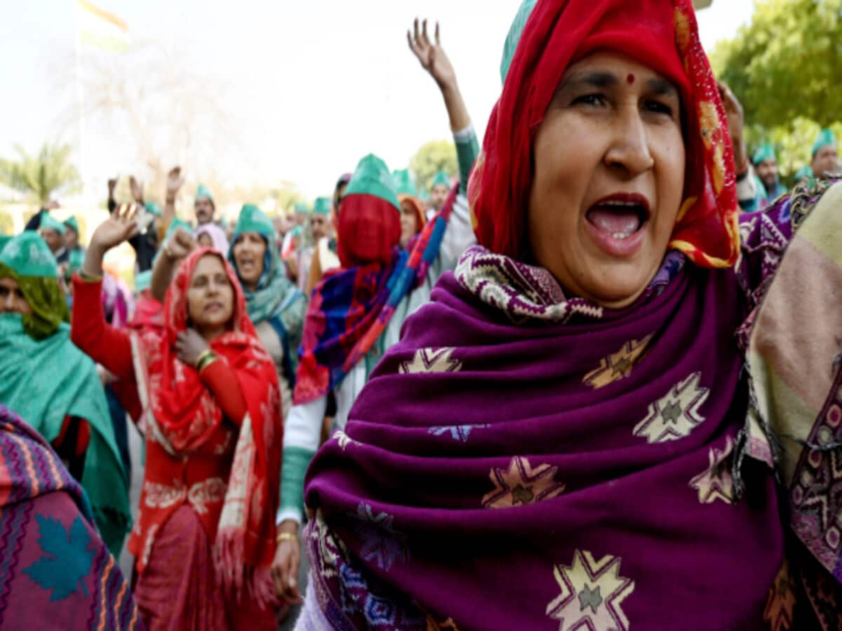 किसानों के दिल्ली कूच से बॉर्डर पर लंबा जाम, पुलिस से हुआ टकराव; जमकर नोंक-झोंक किसानों के दिल्ली कूच से बॉर्डर पर लंबा जाम, पुलिस से हुआ टकराव; जमकर नोंक-झोंक