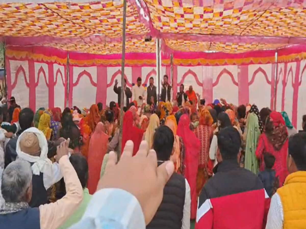 MP में 40 परिवारों ने त्यागा हिंदू धर्म, बौद्ध धर्म की ली शपथ, क्या थी वजह? MP में 40 परिवारों ने त्यागा हिंदू धर्म, बौद्ध धर्म की ली शपथ, क्या थी वजह?