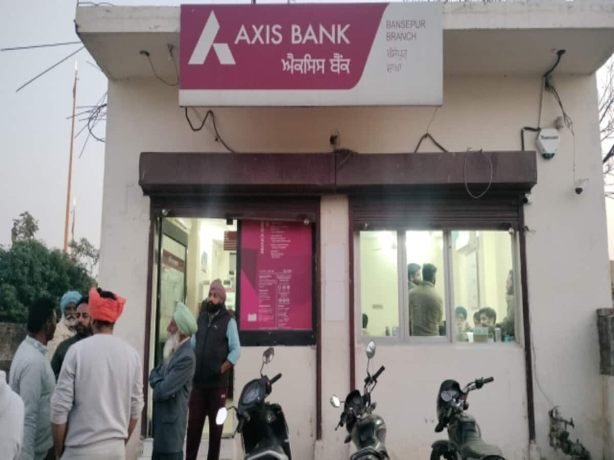 मोहाली के एक्सिस बैंक में लोगों से 50 करोड़ का फ्रॉड, आरोपी मैनेजर हुआ फरार मोहाली के एक्सिस बैंक में लोगों से 50 करोड़ का फ्रॉड, आरोपी मैनेजर हुआ फरार