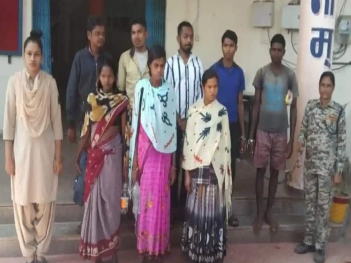 बीजापुर में तीन महिलाओं समेत 8 नक्सली गिरफ्तार, भूमकाल दिवस मना रहे थे माओवादी बीजापुर में तीन महिलाओं समेत 8 नक्सली गिरफ्तार, भूमकाल दिवस मना रहे थे माओवादी