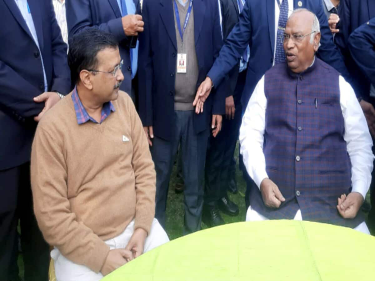 केजरीवाल झुके और कांग्रेस भी हटी पीछे; '7-39' वाली डील की इनसाइड स्टोरी केजरीवाल झुके और कांग्रेस भी हटी पीछे; '7-39' वाली डील की इनसाइड स्टोरी
