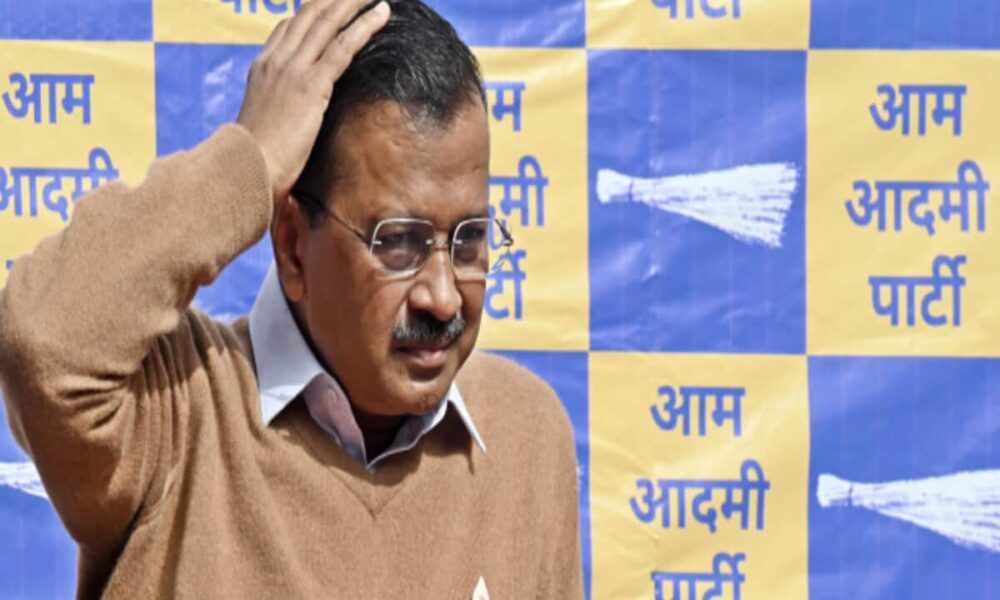मुख्यमंत्री अरविंद केजरीवाल के घर पहुंची दिल्ली पुलिस, किस मामले में थमाया नोटिस?