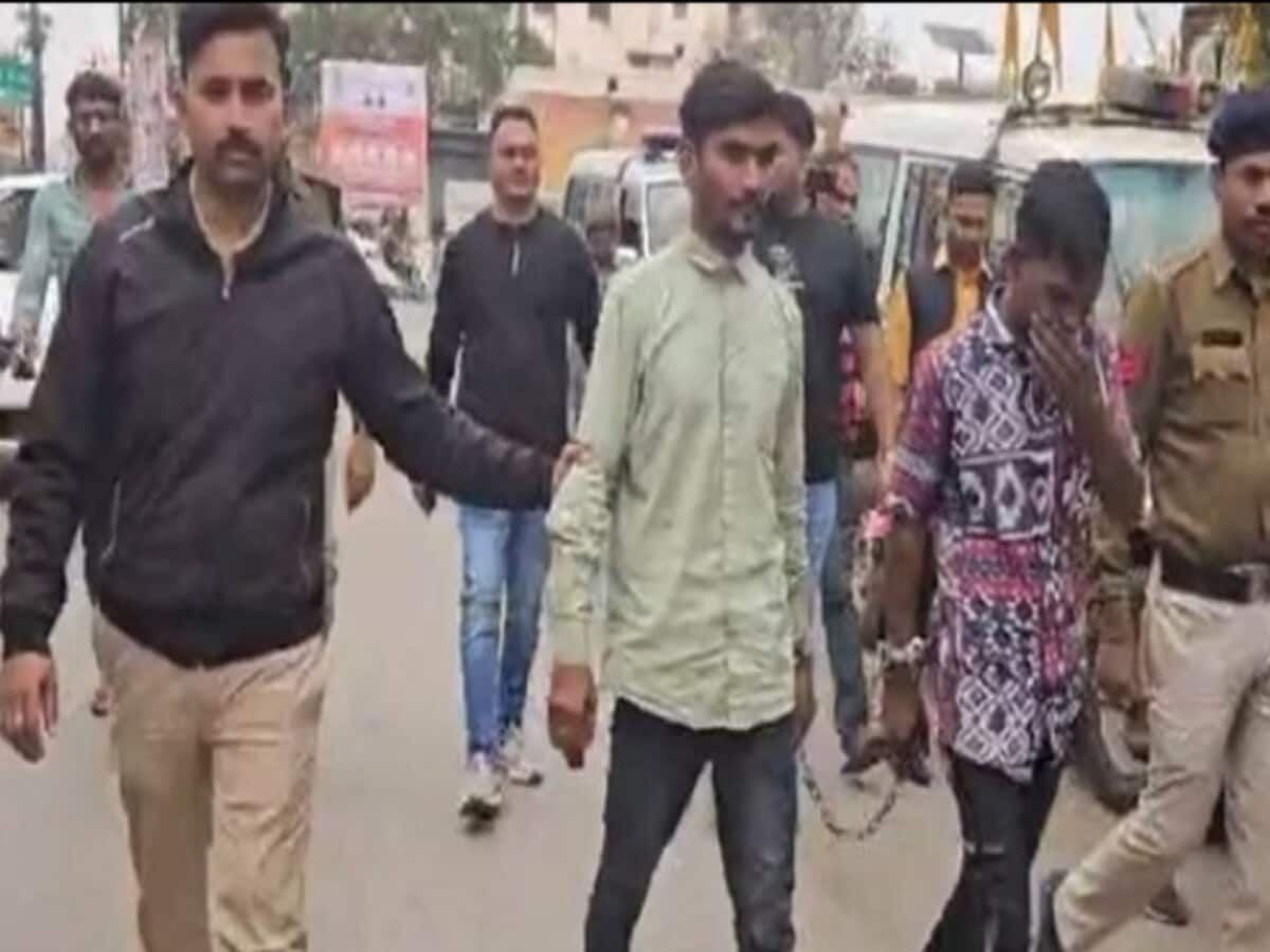अपहरण करने के बाद युवक को नग्न कर पीटा, अब चड़े पुलिस के हत्थे, पुलिस ने निकाला जुलूस अपहरण करने के बाद युवक को नग्न कर पीटा, अब चड़े पुलिस के हत्थे, पुलिस ने निकाला जुलूस