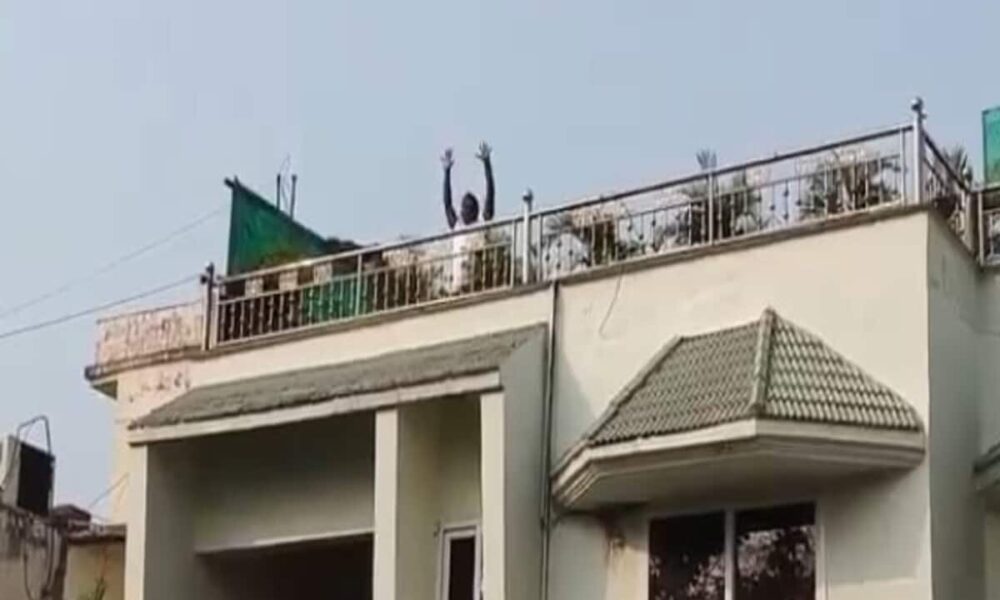 आयकर के छापे के बीच कांग्रेस नेता पूर्व मंत्री अमरजीत करने लगे छत मे योगा