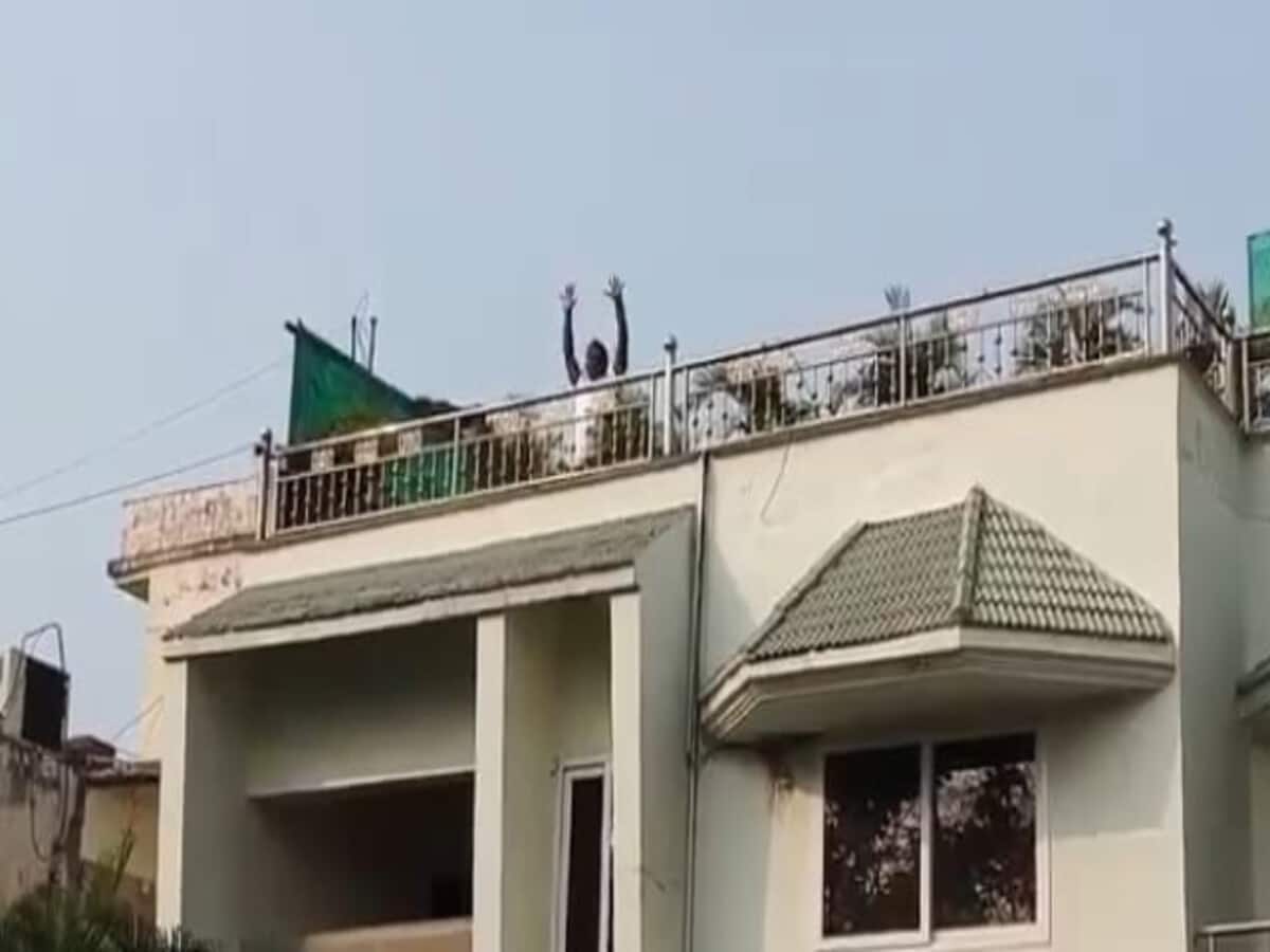 आयकर के छापे के बीच कांग्रेस नेता पूर्व मंत्री अमरजीत करने लगे छत मे योगा आयकर के छापे के बीच कांग्रेस नेता पूर्व मंत्री अमरजीत करने लगे छत मे योगा