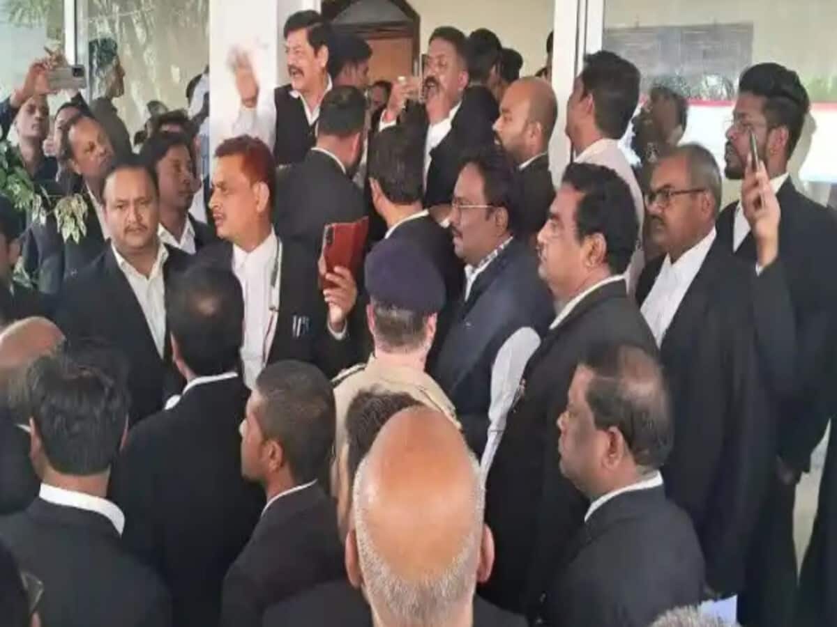 बिलासपुर में खाकी और काला कोट हुए आमने-सामने, एसपी दफ्तर के बाहर वकीलों का हल्ला बोल