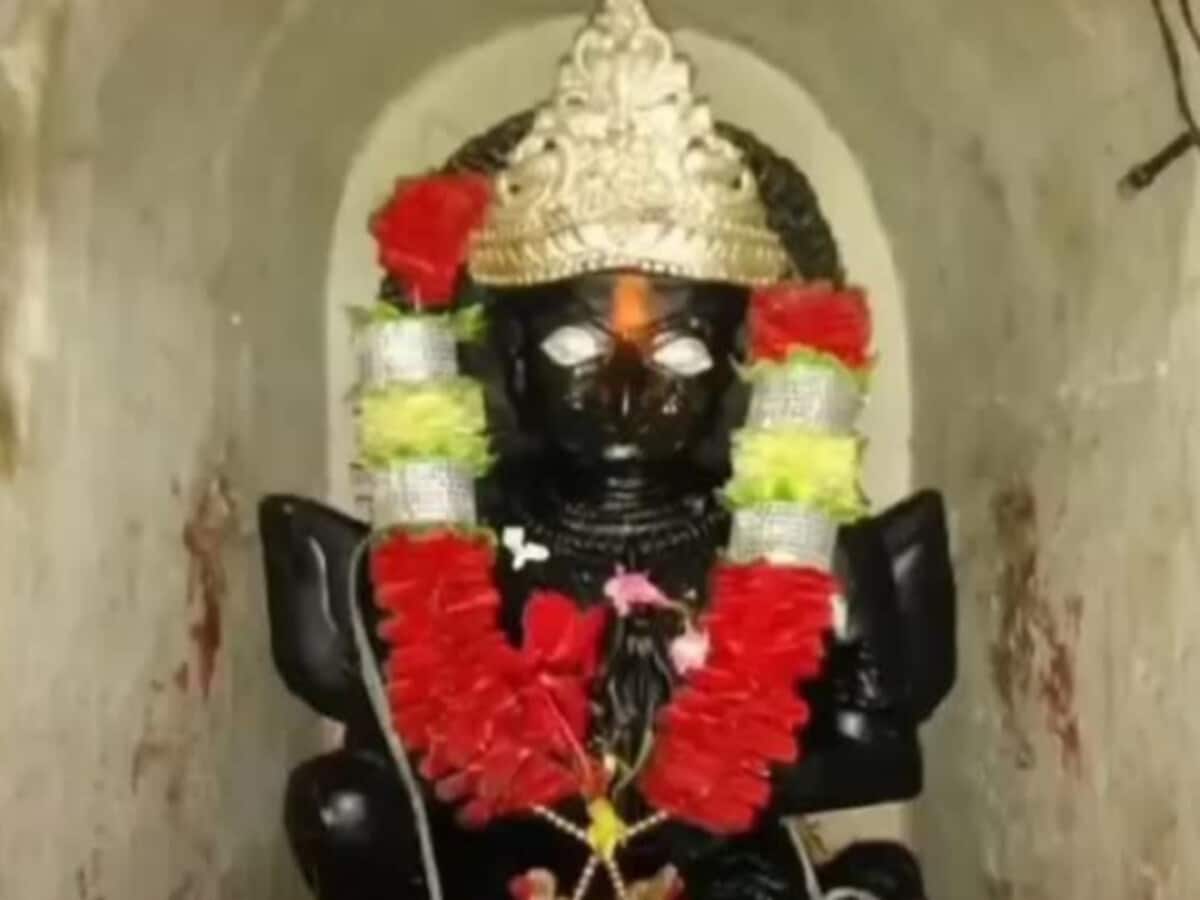 अब चोरी होने लगे भगवान, बिलासपुर में 10वीं शताब्दी की करोड़ों की मूर्ति चोरी, एक ही मूर्ति की यह पांचवीं चोरी अब चोरी होने लगे भगवान, बिलासपुर में 10वीं शताब्दी की करोड़ों की मूर्ति चोरी, एक ही मूर्ति की यह पांचवीं चोरी