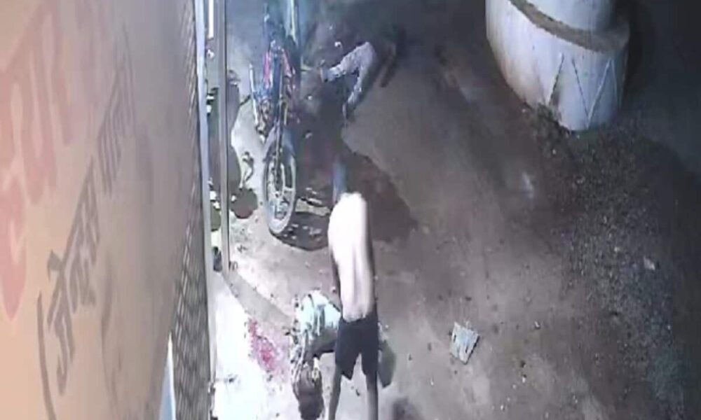 रास्ते पर रेत और सीमेंट रखने की वजह से झगड़ा, फावड़े से काट डाला; घटना CCTV में कैद