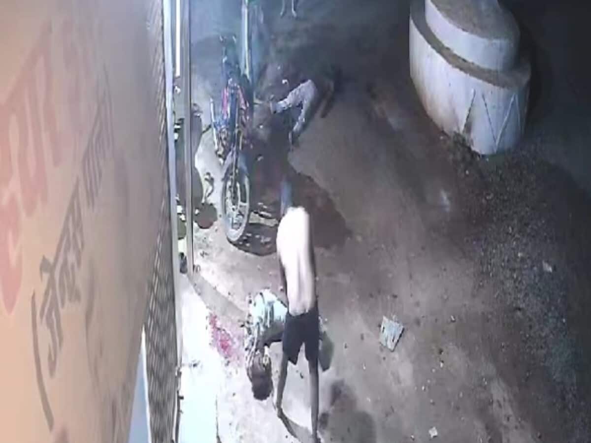 रास्ते पर रेत और सीमेंट रखने की वजह से झगड़ा, फावड़े से काट डाला; घटना CCTV में कैद रास्ते पर रेत और सीमेंट रखने की वजह से झगड़ा, फावड़े से काट डाला; घटना CCTV में कैद