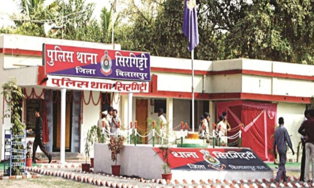 पति के शक्की स्वभाव से परेशान पत्नी ने थाने में की आत्महत्या, नाराज‌ होकर चली गई थी मुंबई