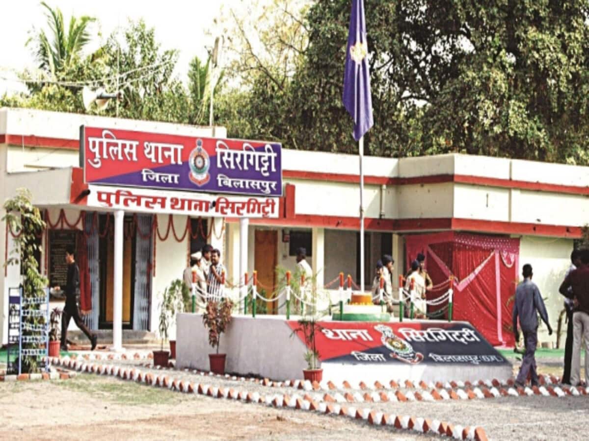 पति के शक्की स्वभाव से परेशान पत्नी ने थाने में की आत्महत्या, नाराज होकर चली गई थी मुंबई पति के शक्की स्वभाव से परेशान पत्नी ने थाने में की आत्महत्या, नाराज होकर चली गई थी मुंबई