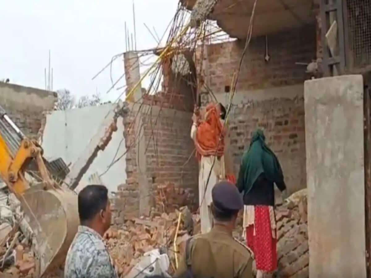 छत्तीसगढ़ में एक्शन पर भाजपा सराकर का बुलड़ोजर, कांग्रेस नेता के अवैध कब्जे को किया ध्वस्त छत्तीसगढ़ में एक्शन पर भाजपा सराकर का बुलड़ोजर, कांग्रेस नेता के अवैध कब्जे को किया ध्वस्त