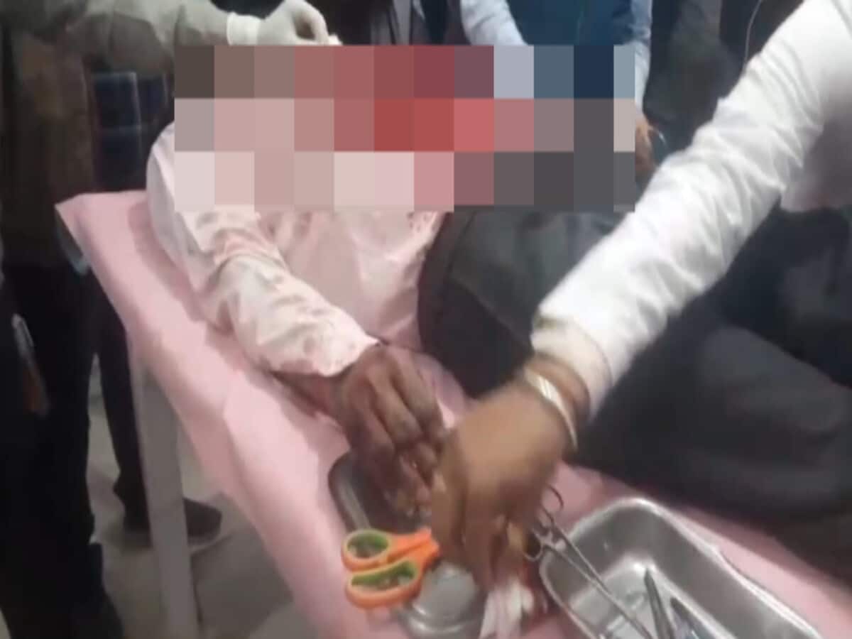 सतना में बीजेपी पार्षद पर हमला, फल बेचने वाले ने सीने में मारा छुरा; गंभीर हालत में रीवा रेफर सतना में बीजेपी पार्षद पर हमला, फल बेचने वाले ने सीने में मारा छुरा; गंभीर हालत में रीवा रेफर