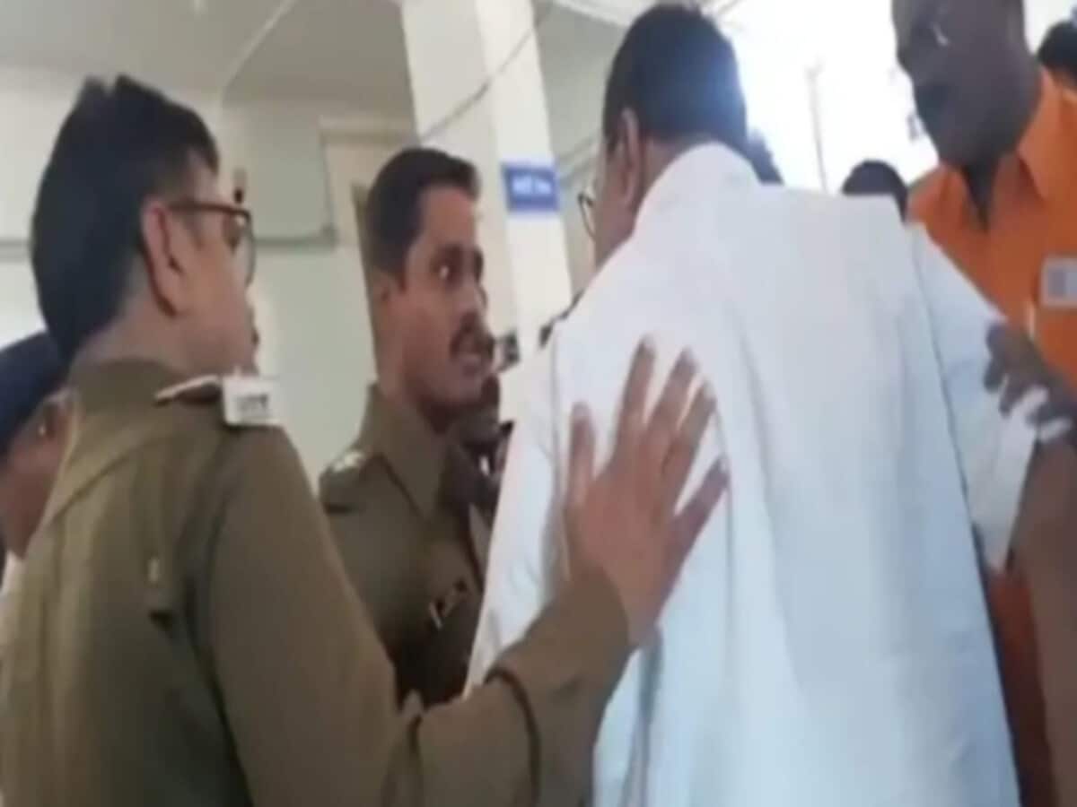 DSP पहले दी भाजपा विधायक के भाई ने देख लेने की धमकी, कुछ देर बाद हो गया पुलिस अधिकारी का तबादला DSP पहले दी भाजपा विधायक के भाई ने देख लेने की धमकी, कुछ देर बाद हो गया पुलिस अधिकारी का तबादला