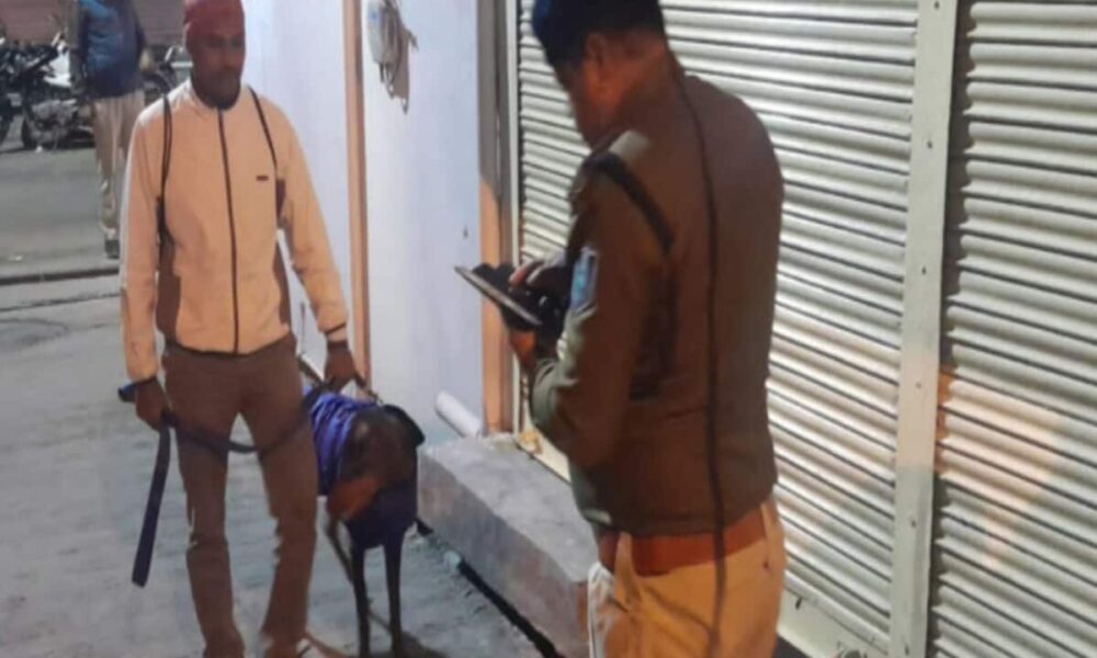 RSS कार्यालय में बम जैसी चीज मिलने से हड़कंप, खिलौना समझ खेल रहे थे बच्चे