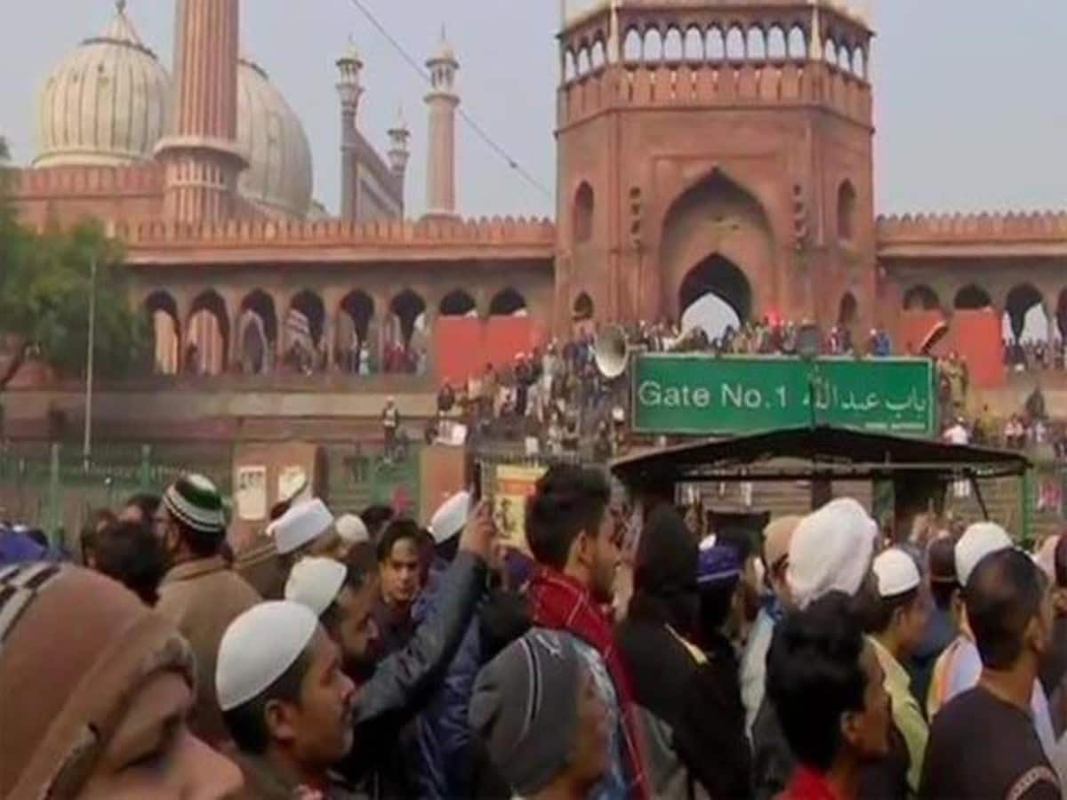 जामा मस्जिद के 14वें शाही इमाम बने सैयद शाबान बुखारी, परिवार में बरकरार रहा पद जामा मस्जिद के 14वें शाही इमाम बने सैयद शाबान बुखारी, परिवार में बरकरार रहा पद