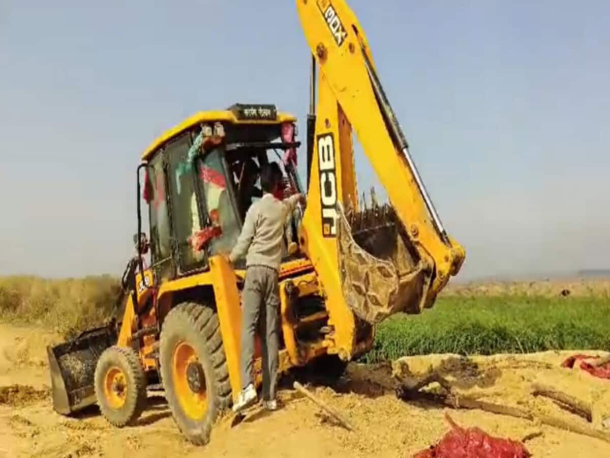 अलवर बीफ मंडी मामले में दूसरे दिन भी ऐक्शन, ट्रैक्टर से तबाह की फसलें, 30 से पूछताछ अलवर बीफ मंडी मामले में दूसरे दिन भी ऐक्शन, ट्रैक्टर से तबाह की फसलें, 30 से पूछताछ