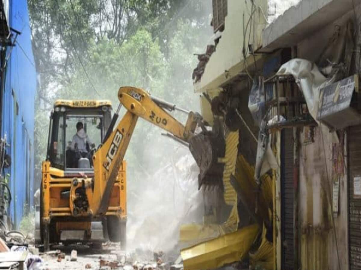 ग्रेटर नोएडा में जमकर गरजा बुलडोजर, अवैध कॉलोनी जमींदोज; सवा लाख वर्ग मीटर जमीन से हटाया कब्जा ग्रेटर नोएडा में जमकर गरजा बुलडोजर, अवैध कॉलोनी जमींदोज; सवा लाख वर्ग मीटर जमीन से हटाया कब्जा