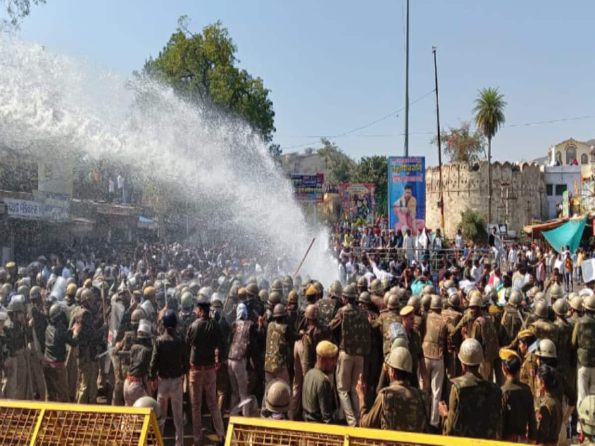 बूंदी में किसानों के समर्थन में कांग्रेस का बड़ा प्रदर्शन, पूर्व मंत्री अशोक चांदना हिरासत में लिए बूंदी में किसानों के समर्थन में कांग्रेस का बड़ा प्रदर्शन, पूर्व मंत्री अशोक चांदना हिरासत में लिए