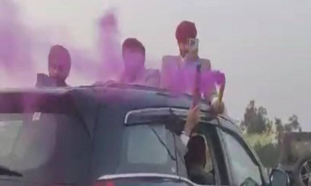 दिल्ली में धारा 144 लागू होने के बावजूद जमकर किया हंगामा, फोड़े रंगीन बम, फिर क्या हुआ?