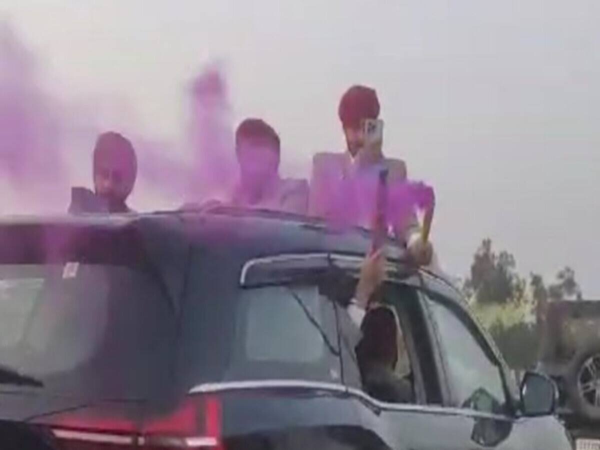 दिल्ली में धारा 144 लागू होने के बावजूद जमकर किया हंगामा, फोड़े रंगीन बम, फिर क्या हुआ? दिल्ली में धारा 144 लागू होने के बावजूद जमकर किया हंगामा, फोड़े रंगीन बम, फिर क्या हुआ?