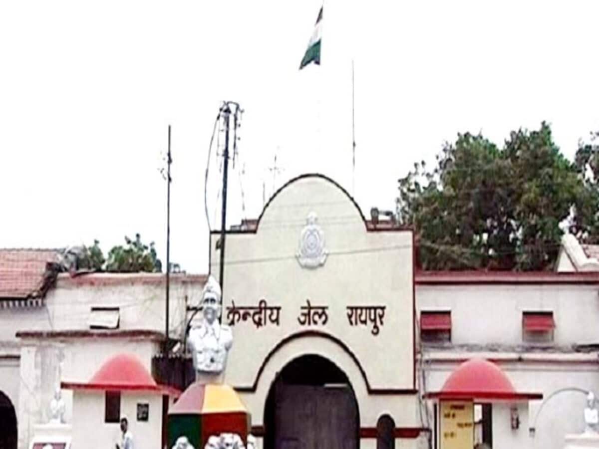 छत्तीसगढ़ में अपराधियों के लिए छोटी पड़ रही जेल, 33 में से 24 जेलों में क्षमता से ज्यादा भरे कैदी छत्तीसगढ़ में अपराधियों के लिए छोटी पड़ रही जेल, 33 में से 24 जेलों में क्षमता से ज्यादा भरे कैदी