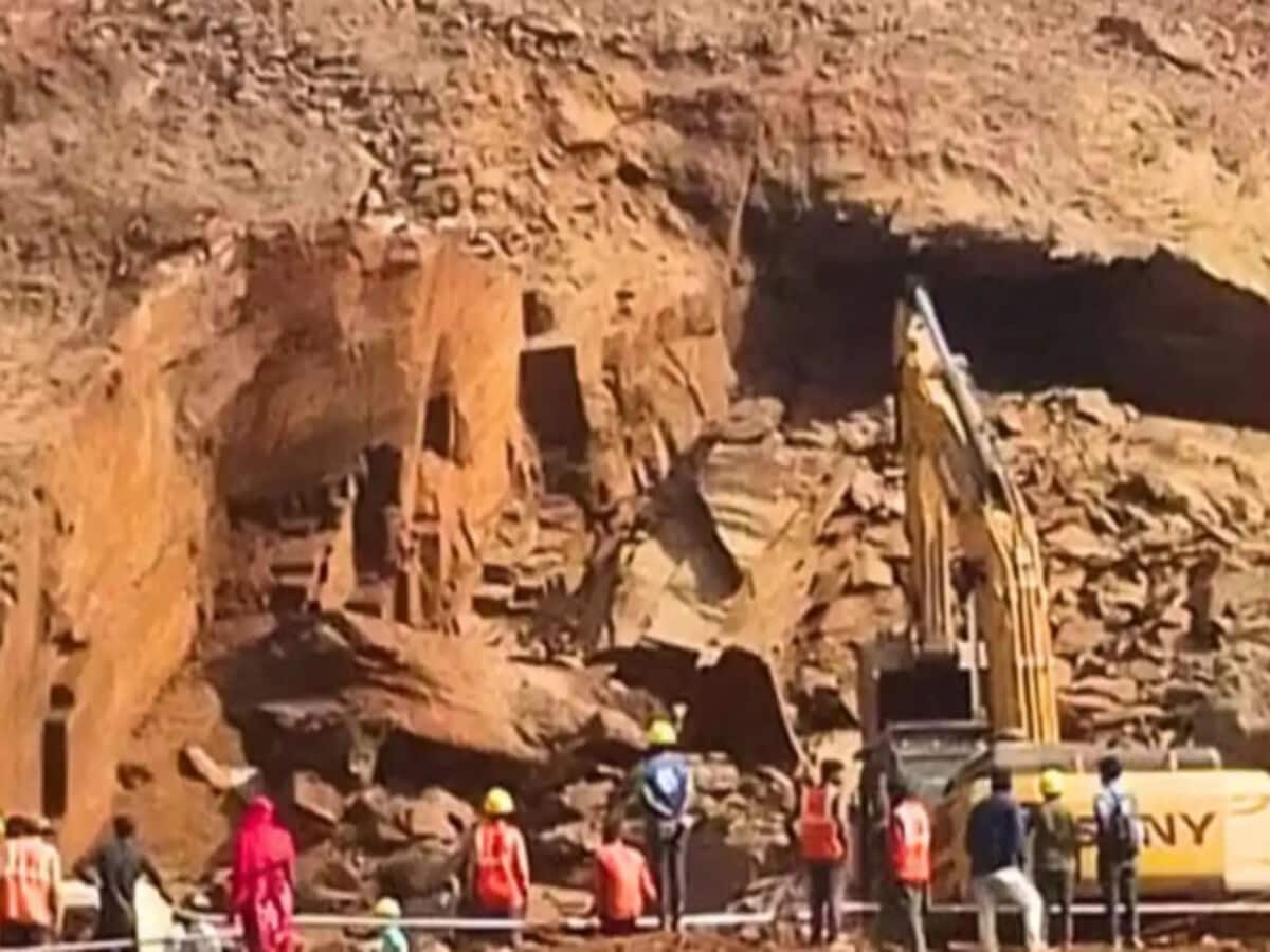 Major accident in NMDC plant 4 workers buried due to rock landslide 2 dead rescue operation continues Major accident in NMDC plant 4 workers buried due to rock landslide 2 dead rescue operation continues