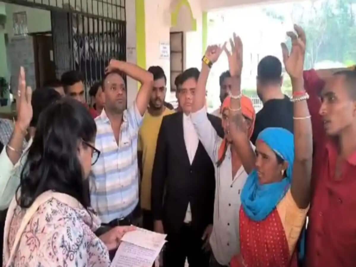 कवर्धा साधराम हत्या मामला: परिजन बोले पैसे नहीं, गर्दन के बदले गर्दन चाहिए कवर्धा साधराम हत्या मामला: परिजन बोले पैसे नहीं, गर्दन के बदले गर्दन चाहिए