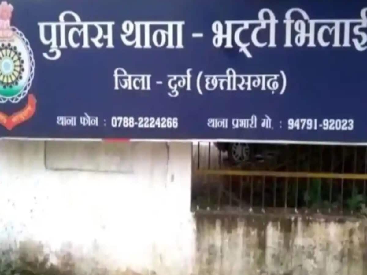 भिलाई में इश्कबाज बन रहे कातिल, पहले दिन छात्रा के गले में मारा ब्लेड,अब छात्र पर हमला भिलाई में इश्कबाज बन रहे कातिल, पहले दिन छात्रा के गले में मारा ब्लेड,अब छात्र पर हमला