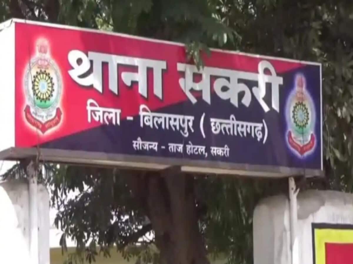 Professor used to send dirty messages to nursing student said If you come to bed I will pass the exam – नर्सिंग स्टूडेंट को गंदे मैसेज भेजता था प्रोफेसर, बोला Professor used to send dirty messages to nursing student said If you come to bed I will pass the exam – नर्सिंग स्टूडेंट को गंदे मैसेज भेजता था प्रोफेसर, बोला