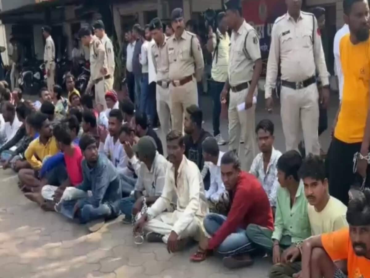 In Chhattisgarh today the police organized a class for the goons if they did not reach the police station before calling them In Chhattisgarh today the police organized a class for the goons if they did not reach the police station before calling them