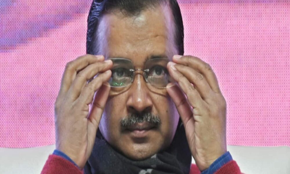 केजरीवाल का इंतजार, मुलाकात नहीं हुई तो CM स्टाफ को ही नोटिस देकर लौटी दिल्ली पुलिस