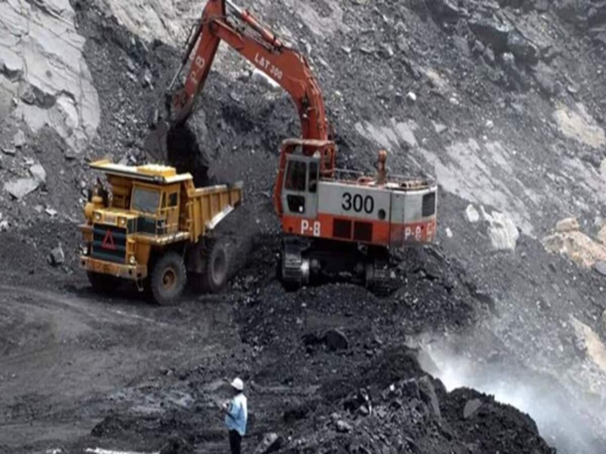 छत्तीसगढ़ में बंद पड़ी खदान से निकाल रहे थे कोयला, अचानक ढही; तीन के मरने की आशंका छत्तीसगढ़ में बंद पड़ी खदान से निकाल रहे थे कोयला, अचानक ढही; तीन के मरने की आशंका