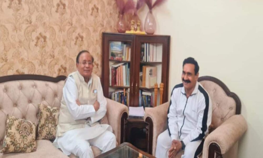 लोकसभा चुनाव से पहले MP में दल-बदल का दौर, नरोत्तम मिश्र से मिले कांग्रेस विधायक; अटकलें तेज