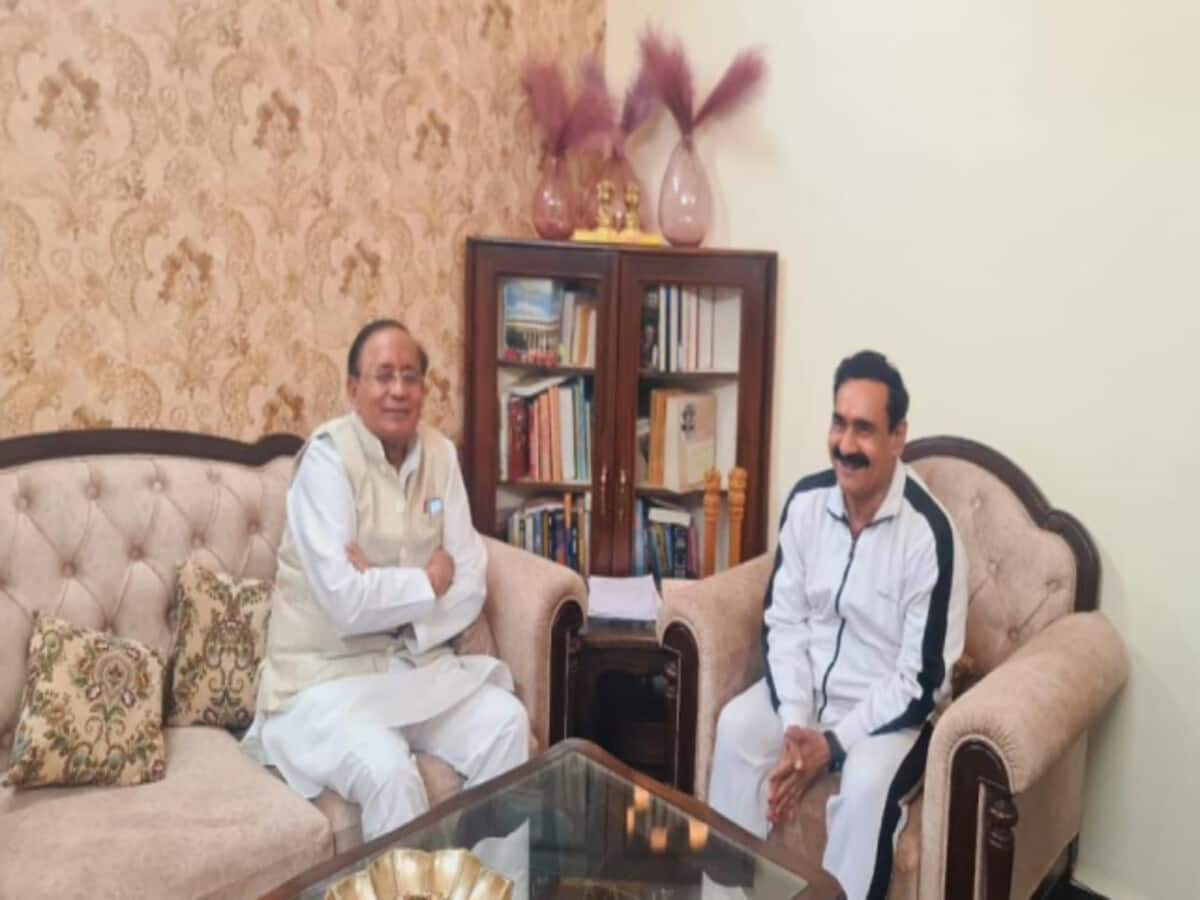 लोकसभा चुनाव से पहले MP में दल-बदल का दौर, नरोत्तम मिश्र से मिले कांग्रेस विधायक; अटकलें तेज लोकसभा चुनाव से पहले MP में दल-बदल का दौर, नरोत्तम मिश्र से मिले कांग्रेस विधायक; अटकलें तेज