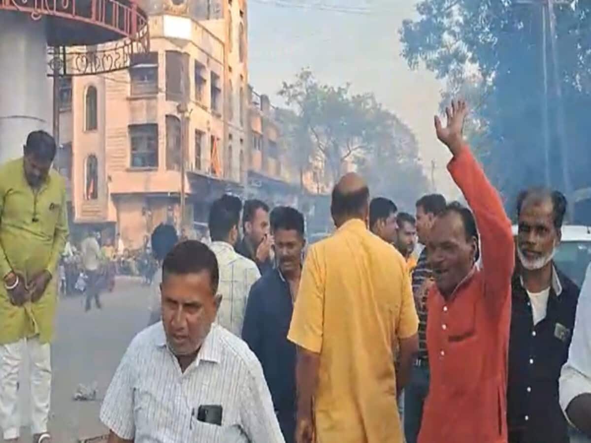 पार्टी छोड़ भाजपा में गए नेता, कांग्रेस में क्यों मनाया गया जश्न; जमकर आतिशबाजी पार्टी छोड़ भाजपा में गए नेता, कांग्रेस में क्यों मनाया गया जश्न; जमकर आतिशबाजी