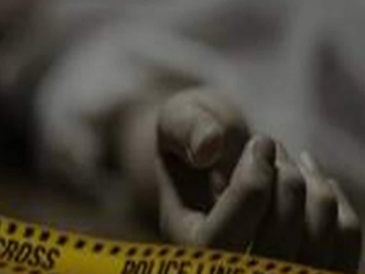 दिल्ली के डाबड़ी इलाके में घर से 3 लाशें मिलने से सनसनी, भीतर से लॉक था दरवाजा दिल्ली के डाबड़ी इलाके में घर से 3 लाशें मिलने से सनसनी, भीतर से लॉक था दरवाजा