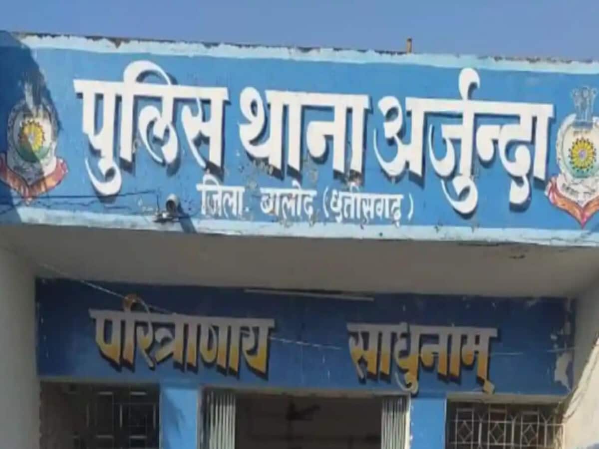 Dead body of a student studying in class 4 found in Gauthan behind the school blood coming out of the neck Dead body of a student studying in class 4 found in Gauthan behind the school blood coming out of the neck