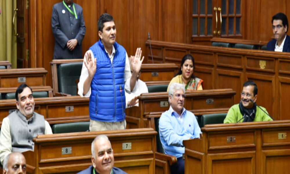 दिल्ली में पानी के बिल माफ स्कीम पर रार, विधानसभा में हंगामा; BJP-LG पर आप के क्या आरोप