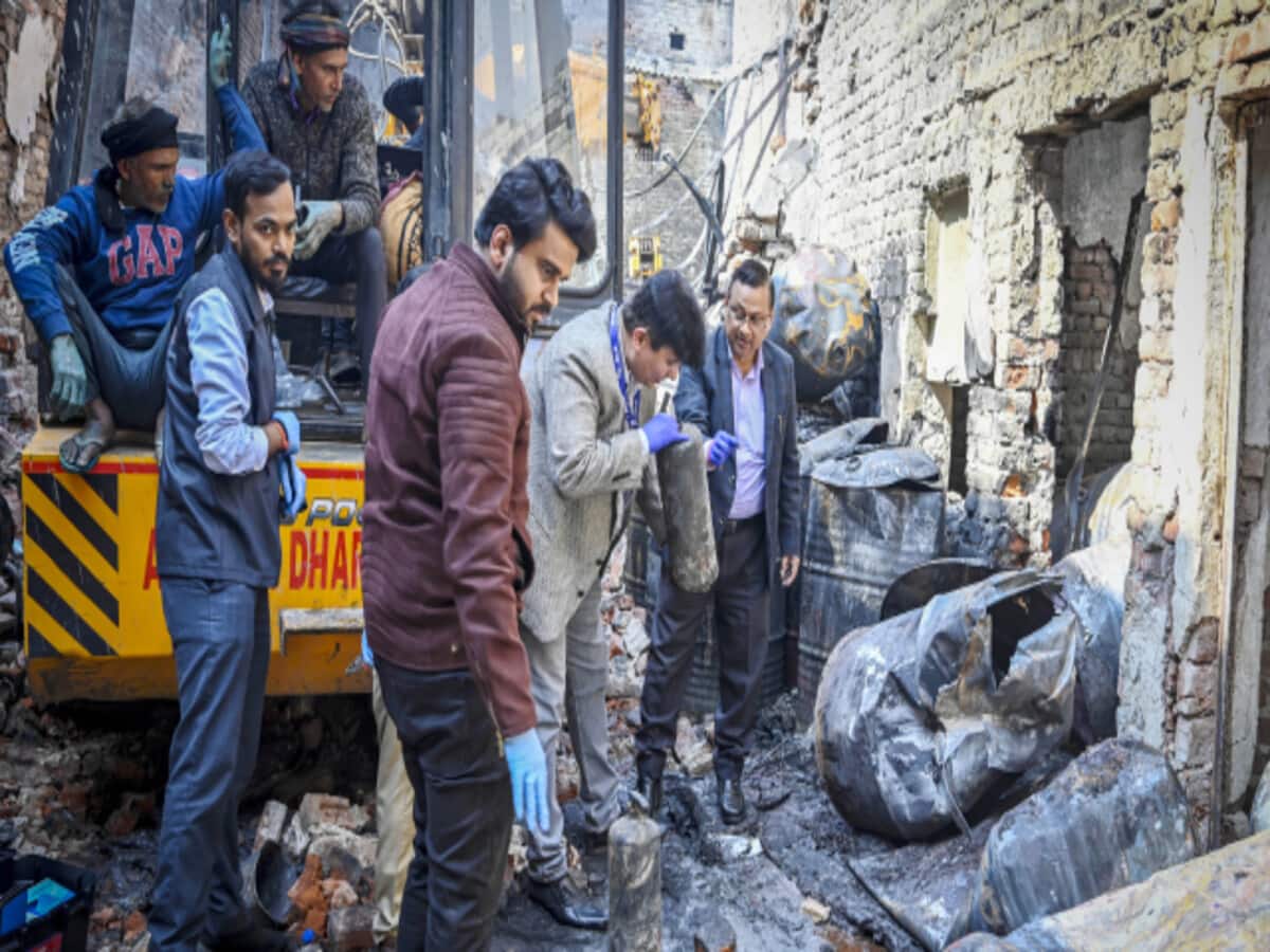 दिल्ली: पेंट फैक्ट्री हादसे में जान गंवाने वालों में सबसे अधिक यूपी के, आठ की हुई पहचान; देखें पूरी लिस्ट दिल्ली: पेंट फैक्ट्री हादसे में जान गंवाने वालों में सबसे अधिक यूपी के, आठ की हुई पहचान; देखें पूरी लिस्ट
