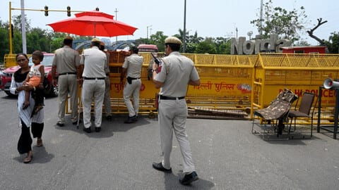किसानों का दिल्ली कूच, रास्ते में पुलिस ने बिछाए कांटे, बैरिकेड और पत्थर; राजधानी में धारा-144 लागू Farmers protest delhi chalo march live updates delhi police blocks roads steps up security section-144 imposed-ncr news