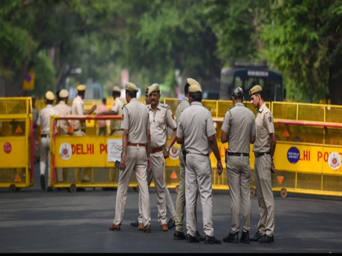 दिल्ली की सीमाएं फिर होंगी सील? किसानों के ऐलान से कई राज्यों में हलचल तेज; हरियाणा बना छावनी दिल्ली की सीमाएं फिर होंगी सील? किसानों के ऐलान से कई राज्यों में हलचल तेज; हरियाणा बना छावनी