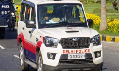 दिल्ली के कीर्ति नगर में दो कारों की भीषण टक्कर, धड़ से अलग हो गया युवक का सिर; CCTV में कैद हुआ हादसा